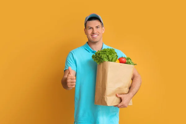 Entrega Hombre Con Comida Bolsa Mostrando Gesto Pulgar Hacia Arriba —  Fotos de Stock