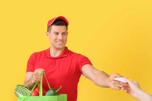 Teslimatçı Içinde Yiyecek Kartı Olan Çantayı Renkli Arka Planda Müşteri — Stok fotoğraf