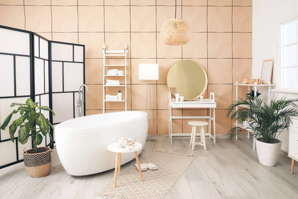 Banyo küveti ve lambaları olan şık bir yer.