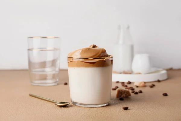 Ein Glas Leckeren Dalgona Kaffees Auf Dem Tisch — Stockfoto