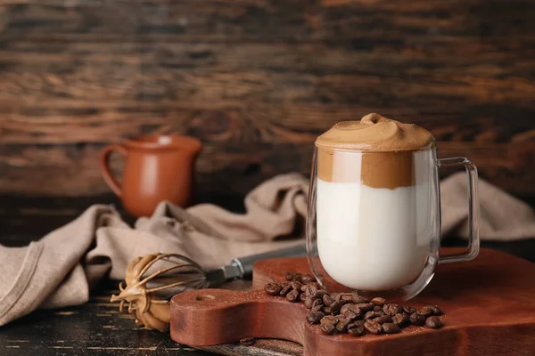 Masada bir bardak lezzetli dalgona kahvesi.