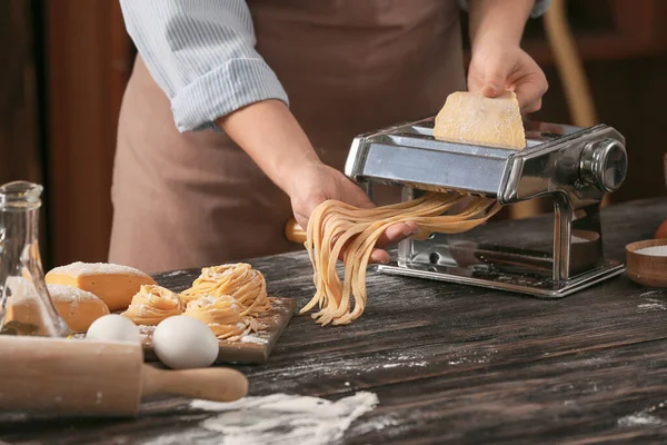 Mujer Preparando Pasta Cocina Primer Plano —  Fotos de Stock