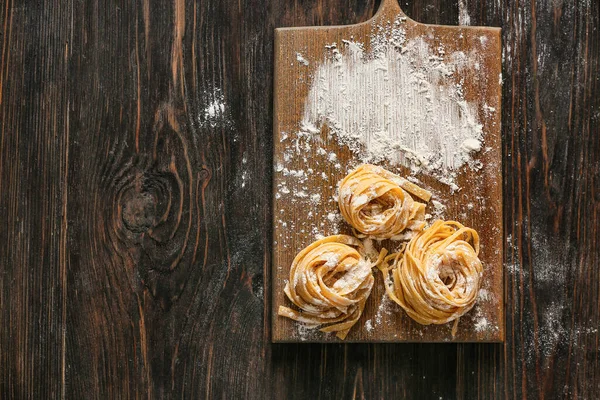 Masada çiğ makarna ve un var.