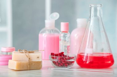 Laboratuvardaki doğal kozmetik ürünleri.