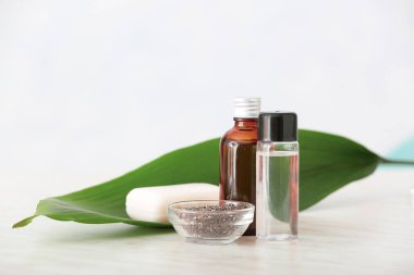 Beyaz masada doğal kozmetik ürünler