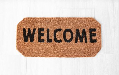 Ahşap zemindeki kapı paspası