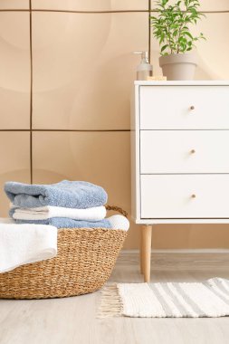 Çamaşır dolu sepet.