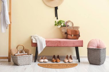 Kadın aksesuarlı sepetler ve salonda bank.