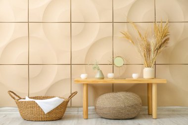 Çamaşır sepeti ve bankta oda.