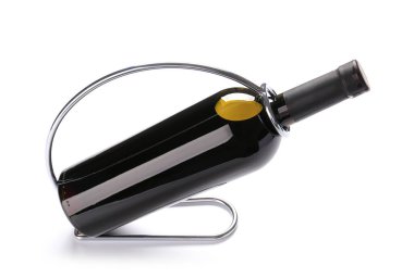 Beyaz arka planda şarap şişesi olan tutucu.