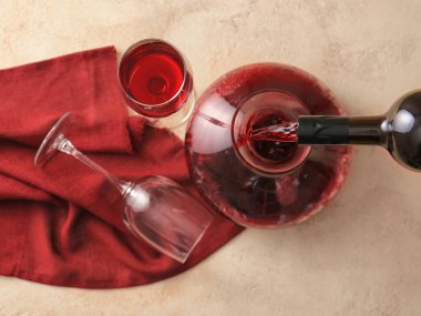 Şarabı şişeden sürahide masaya dök.