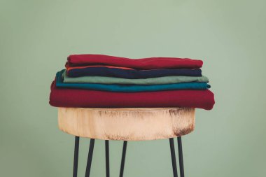 Masada renk arkaplanına karşı temiz giysi yığını