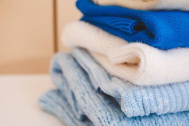 Masaya temiz giysiler yığını, yakın plan.