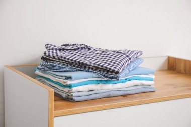 Odadaki çekmecelere temiz giysiler yığıldı.