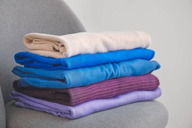 Sandalyeye temiz giysi yığını, yakın çekim.