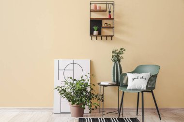 Masası, sandalyesi ve rafı olan modern bir oda.