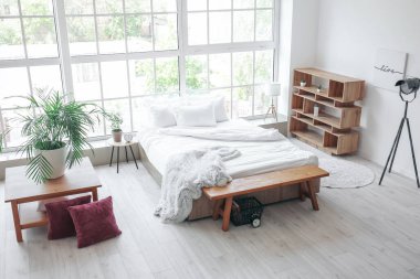 Modern yatak odasının iç dekorasyonu.