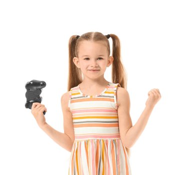 Beyaz arka planda oyun tahtası olan şirin küçük kız.