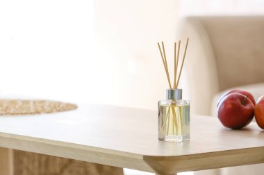 Reed dağıtıcı ve elmalar masada.