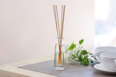 Odadaki masada Reed dağıtıcı