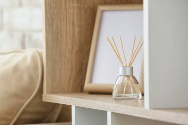 Odadaki rafta Reed dağıtıcı