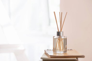 Reed dağıtıcı ve defterler odada