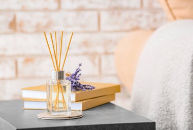 Reed ayırıcı ve kitaplar odada.