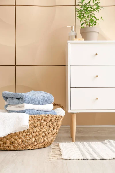 Korb Mit Wäsche Zimmer — Stockfoto