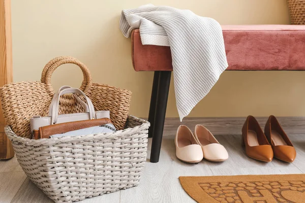 Kadın aksesuarlarıyla dolu sepet ve salonda bank