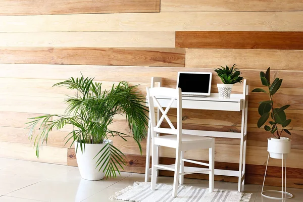 Pohodlné Pracoviště Moderním Laptopem Domečky Blízkosti Dřevěné Stěny — Stock fotografie