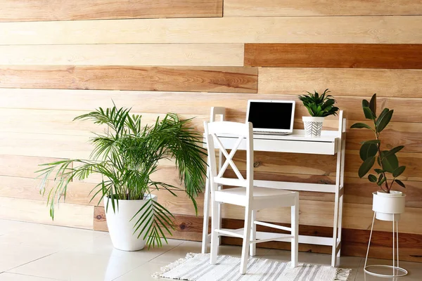 Comfortabele Werkplek Met Moderne Laptop Kamerplanten Buurt Van Houten Muur — Stockfoto