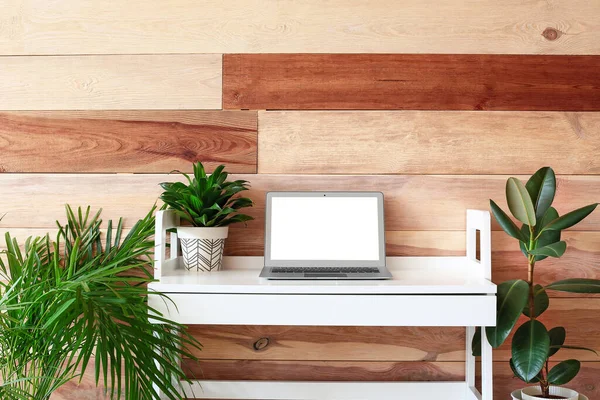 Bekväm Arbetsplats Med Modern Laptop Och Krukväxter Nära Trävägg — Stockfoto