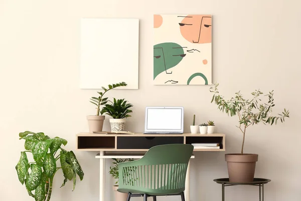 Comfortable Workplace Modern Laptop Houseplants Light Wall — Stock Photo, Image