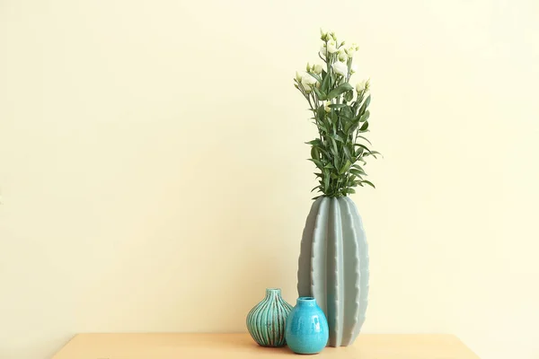 Renk Duvarının Yanındaki Masada Güzel Çiçekli Vazolar — Stok fotoğraf