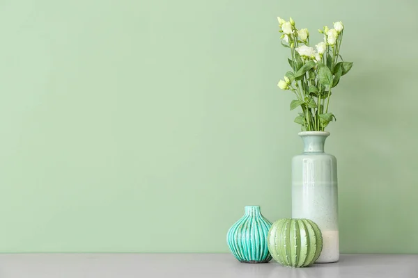 Vases Avec Belles Fleurs Sur Table Près Mur Couleur — Photo