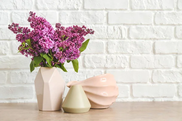 Vases Beautiful Flowers Table White Brick Wall — Stock Photo, Image