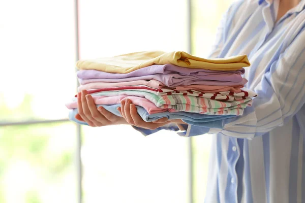 Vrouw Met Een Stapel Schone Kleren Thuis Close — Stockfoto