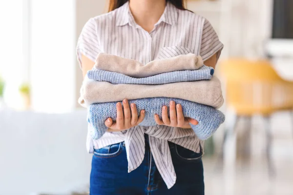 Mulher Com Pilha Roupas Limpas Casa Close — Fotografia de Stock