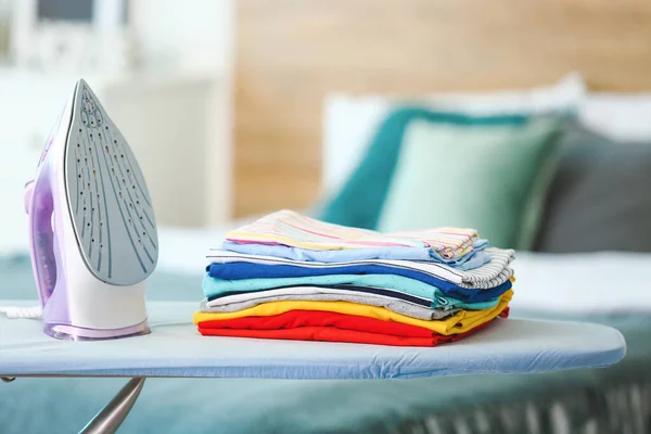 Stack Clean Clothes Ironing Board Room — Stock Photo, Image