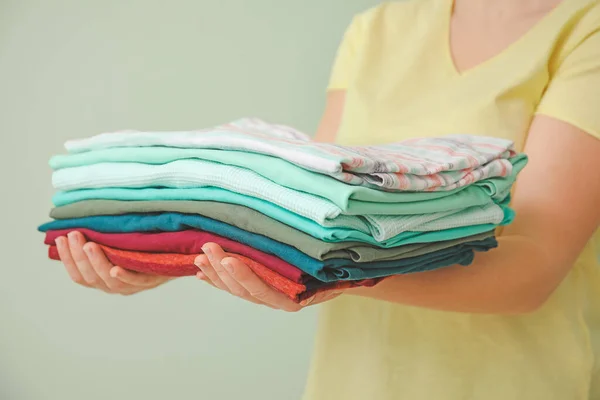 Vrouw Met Stapel Van Schone Kleren Kleur Achtergrond Closeup — Stockfoto