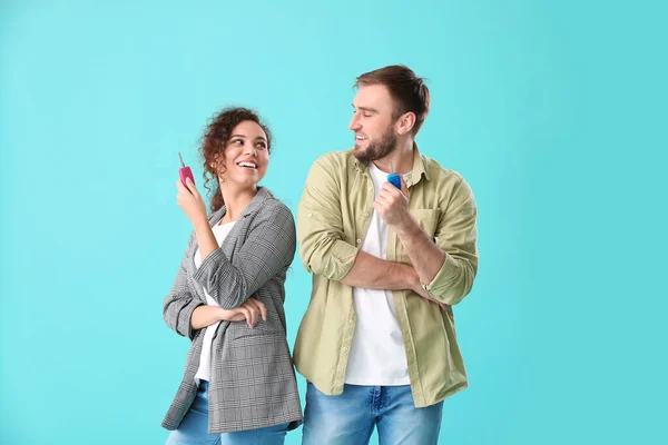 Pareja Joven Con Llaves Coche Sobre Fondo Color — Foto de Stock