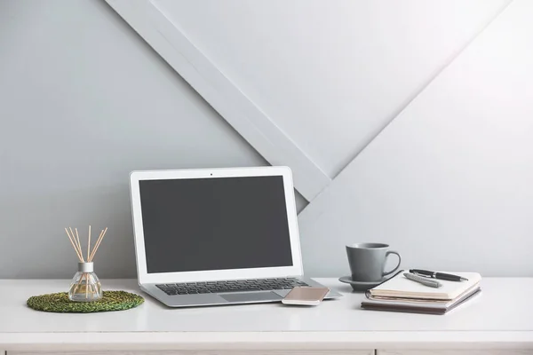 Schilfdiffusor Laptop Und Schreibwaren Auf Dem Tisch — Stockfoto