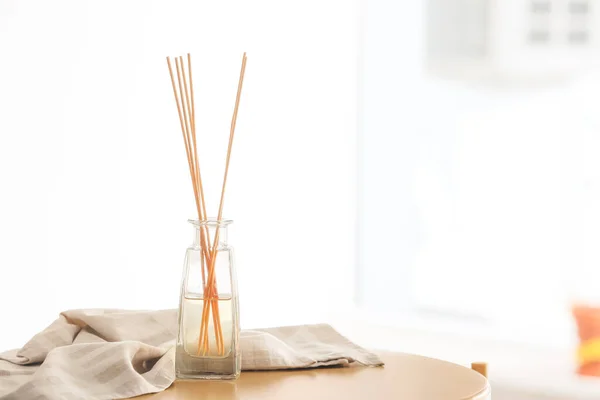 Diffuseur Reed Sur Table Dans Chambre — Photo