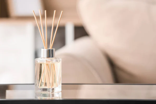 Diffuseur Reed Sur Table Dans Chambre — Photo