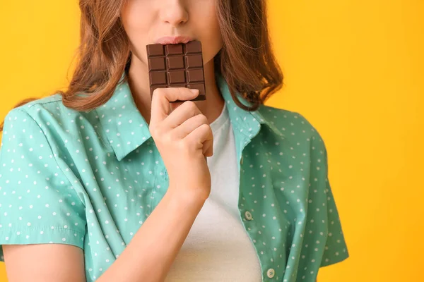 Schöne Junge Frau Mit Leckerer Schokolade Auf Farbigem Hintergrund — Stockfoto