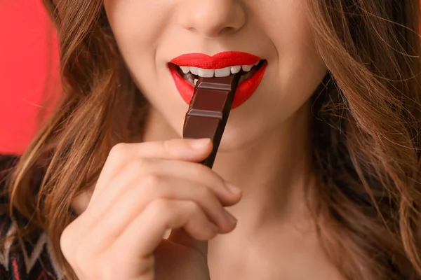 Schöne Junge Frau Mit Leckerer Schokolade Auf Farbigem Hintergrund Nahaufnahme — Stockfoto