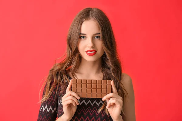 Beautiful Young Woman Tasty Chocolate Color Background — Stock Photo, Image