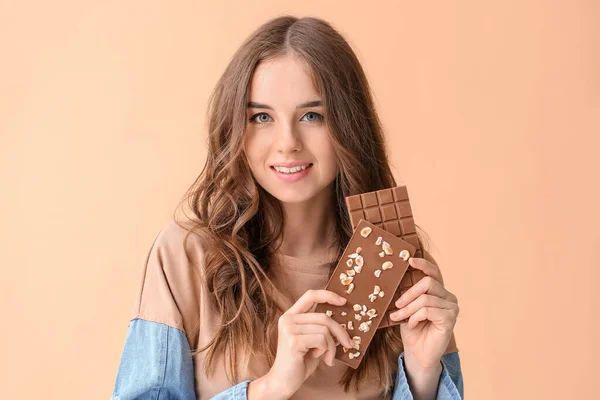 Schöne Junge Frau Mit Leckerer Schokolade Auf Farbigem Hintergrund — Stockfoto