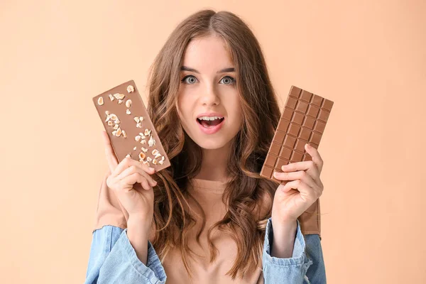 Beautiful Young Woman Tasty Chocolate Color Background — Stock Photo, Image