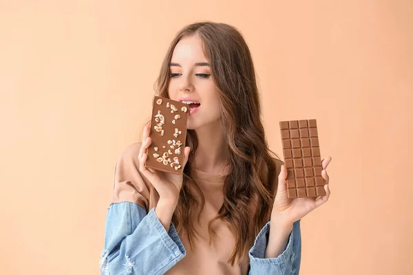 Beautiful Young Woman Tasty Chocolate Color Background — Stock Photo, Image
